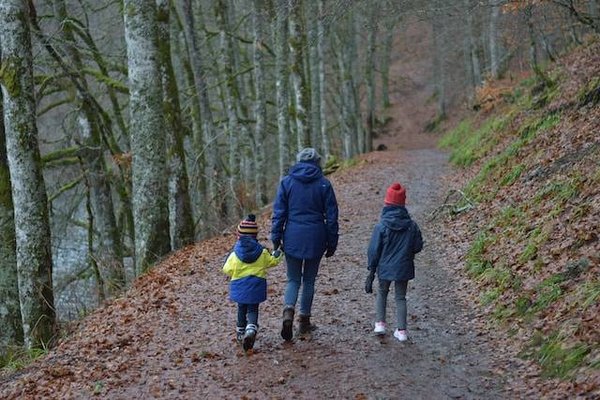 Les balades et randonnées adaptées aux familles dans les paysages auvergnats