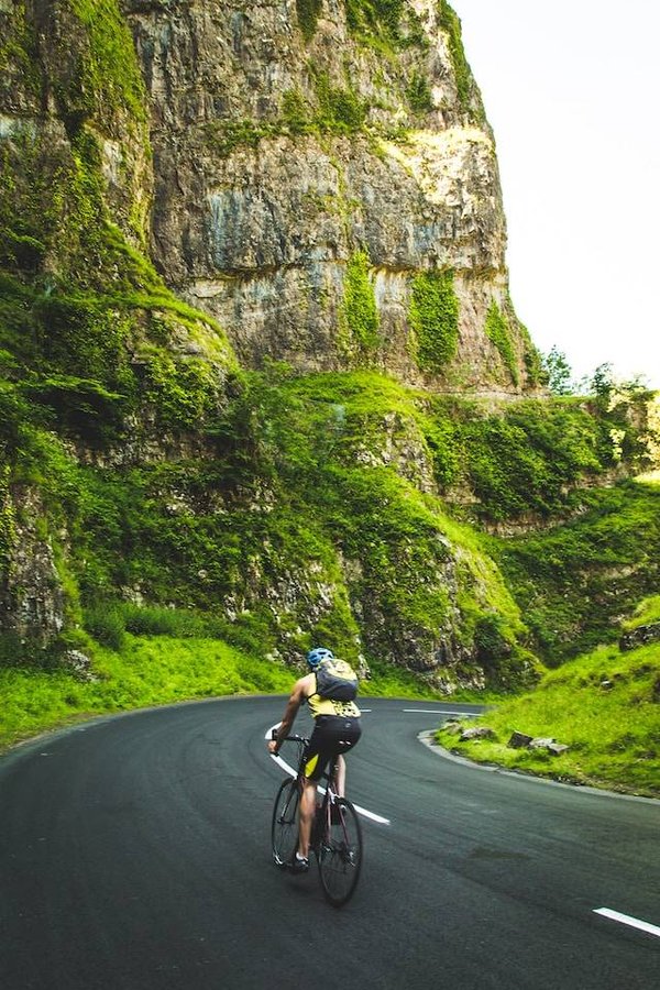 Les meilleurs spots de randonnée à pied ou à vélo en Auvergne pour les amateurs de sports nature